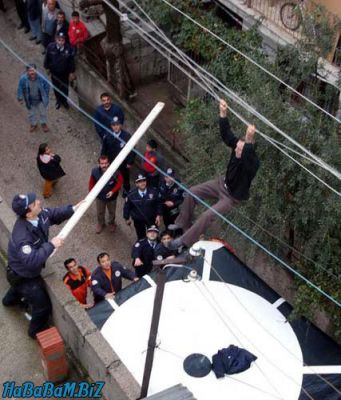 Polis Amca ve Eleman
In lan assa deaaayyyt
(Burda eleman intihar etmek istio polis de onun elektrige carpilmamasi icin bir an once assagi inmesini sagliyor)
